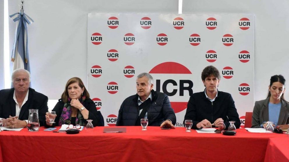 UCR mantiene una reunión para definir posición en balotaje mientras adelantaron que Macri busca romper Juntos por el Cambio.