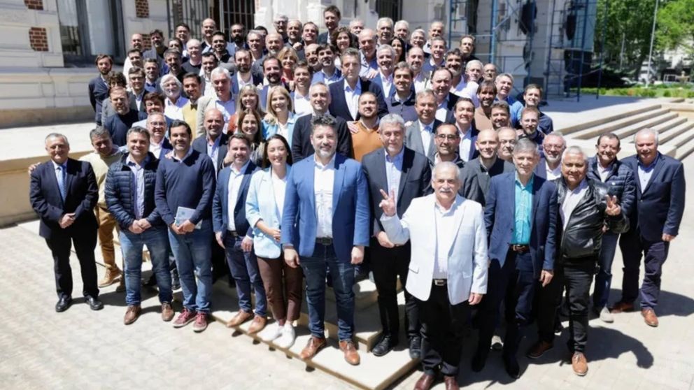 Cumbre oficialista: Sergio Massa y Axel Kicillof recibieron a "sus" intendentes electos.