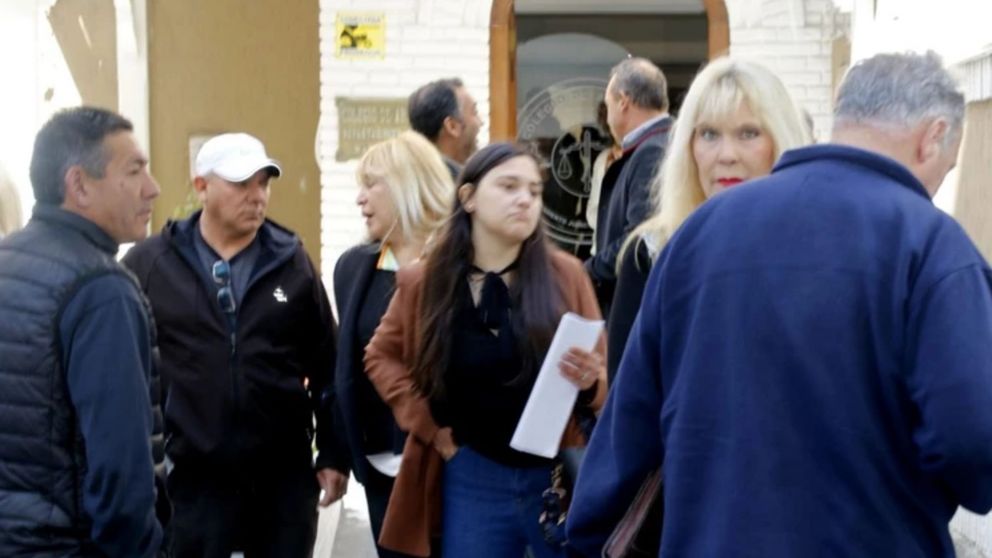 Los denunciantes del escribano se juntaron a reclamar. (Gentileza 0223)