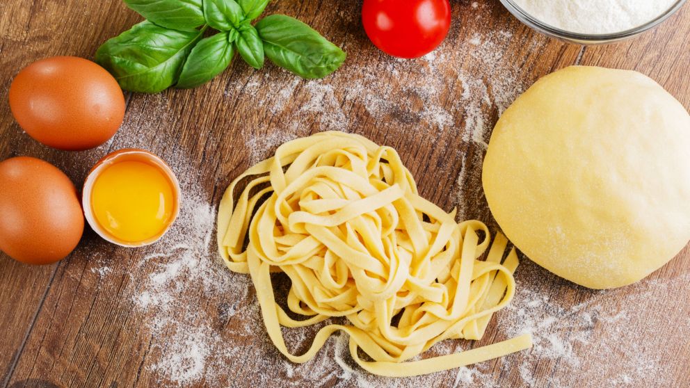 Día Mundial de la Pasta: así es la receta para hacer tallarines al huevo caseros.