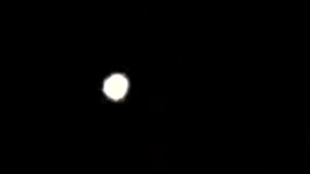 El extraño objeto fue captado en Puerto Madryn (Captura de video).