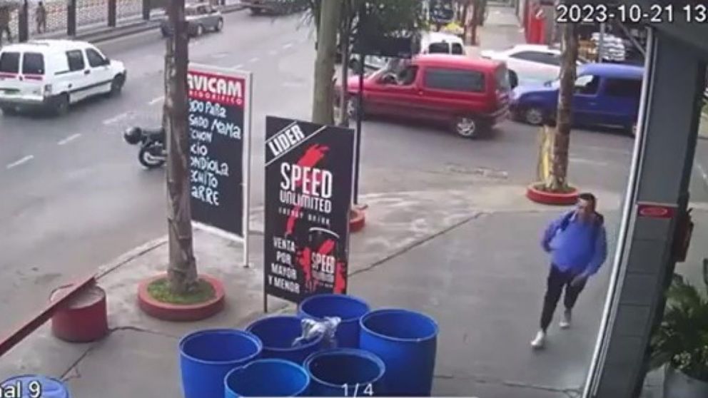 ¡Increíble pero real! Llegaba tarde al trabajo, corrió y lo "fajaron": creyeron que era ladrón y recibió una golpiza por parte de cinco "justicieros" confundidos. (Captura de video)