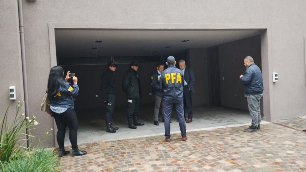 ¡En fotos! Así fue el allanamiento en la lujosa casa de Sofía Clerici en Nordelta, donde se secuestraron casi 600 mil dólares.