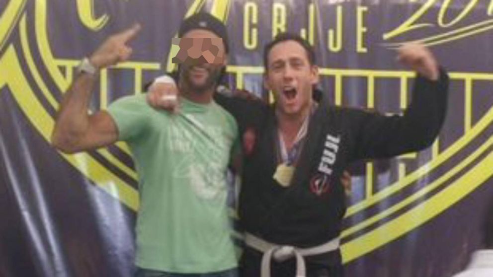 Agustín Estrada se hizo "conocido" discriminado a una azafata.