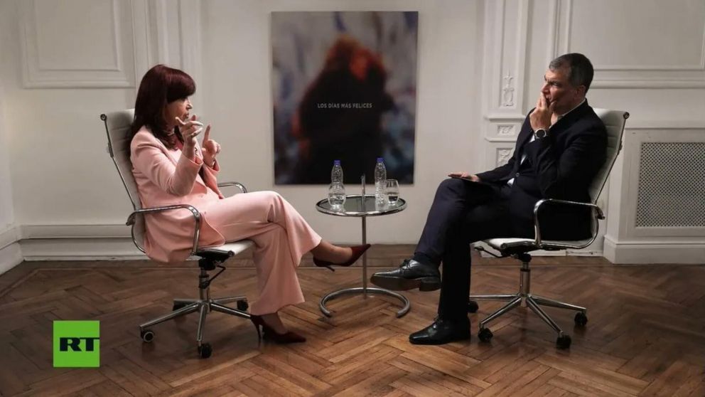 Cristina Kirchner fue entrevistada por el ex presidente ecuatoriano Rafael Correa (Captura del canal RT).