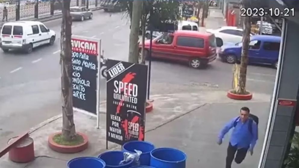 Un joven corr�a porque llegaba tarde al trabajo y fue golpeado al ser confundido con delincuente (Imagen captura v�deo).