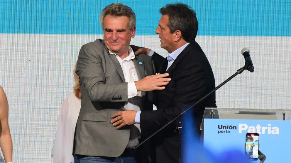 Agustín Rossi y Sergio Massa, en el búnker ganador de Unión por la Patria (Crónica/Jonatan Moreno).