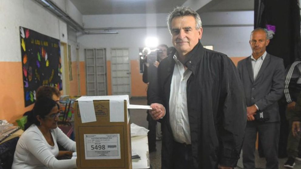 El candidato a vicepresidente, Agustín Rossi, emitió sufragio en Rosario. (Twitter)