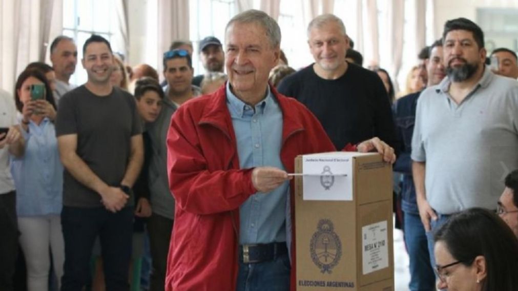 El momento en el que votó este domingo Juan Schiaretti (Gentileza Cadena 3).