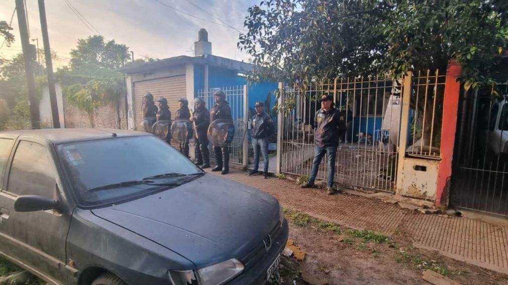 Policías de la Federal, en la puerta de la casa donde detuvieron a Ezequiel Guazzora.