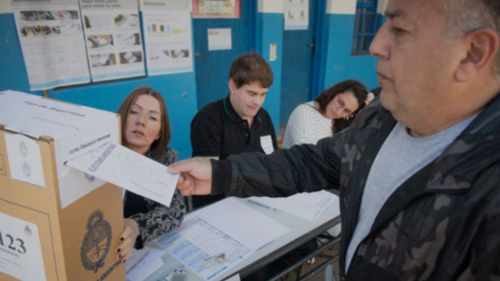 Además de las elecciones nacionales, este domingo también se ponen en juego varios cargos locales.