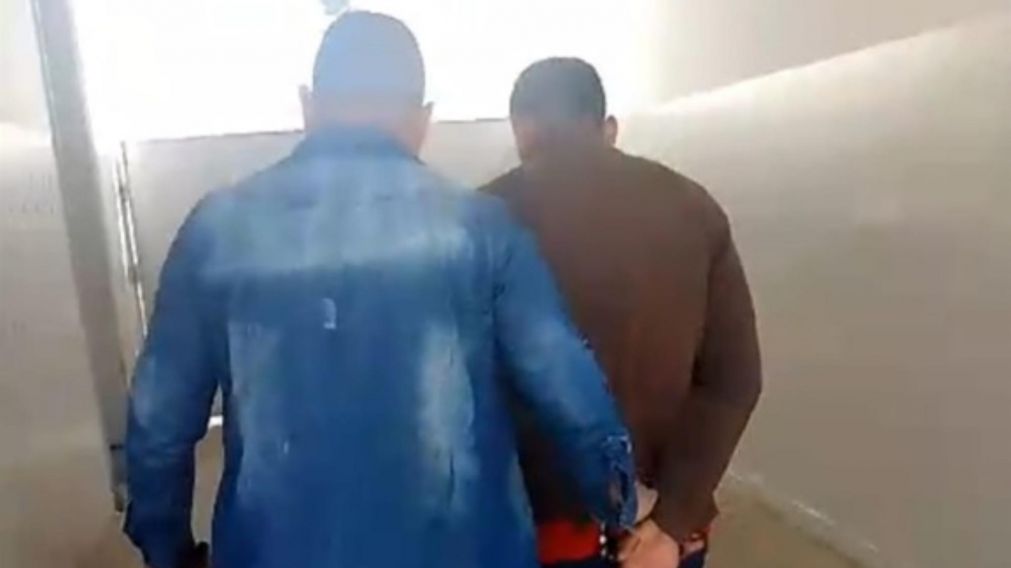 Así fue trasladado el sujeto arrestado por los uniformados.