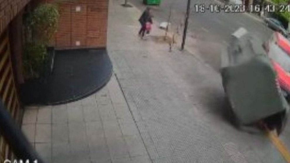 Una madre y su hijo se salvaron de milagro de ser atropellados en un violento accidente (Imagen captura vídeo).