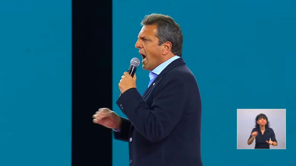 "Están frente a la oportunidad de construir una alternativa", le dijo Massa a los porteños.