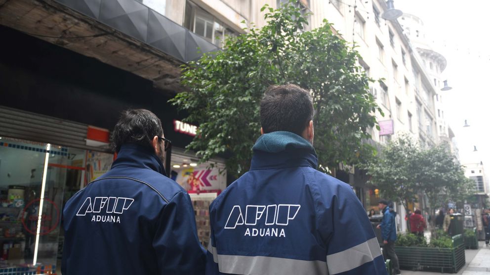 Operativos de AFIP y Aduana en financieras y cuevas de la City porteña: revelan vínculos entre operaciones ilegales con divisas y fraude en exportaciones e importaciones.