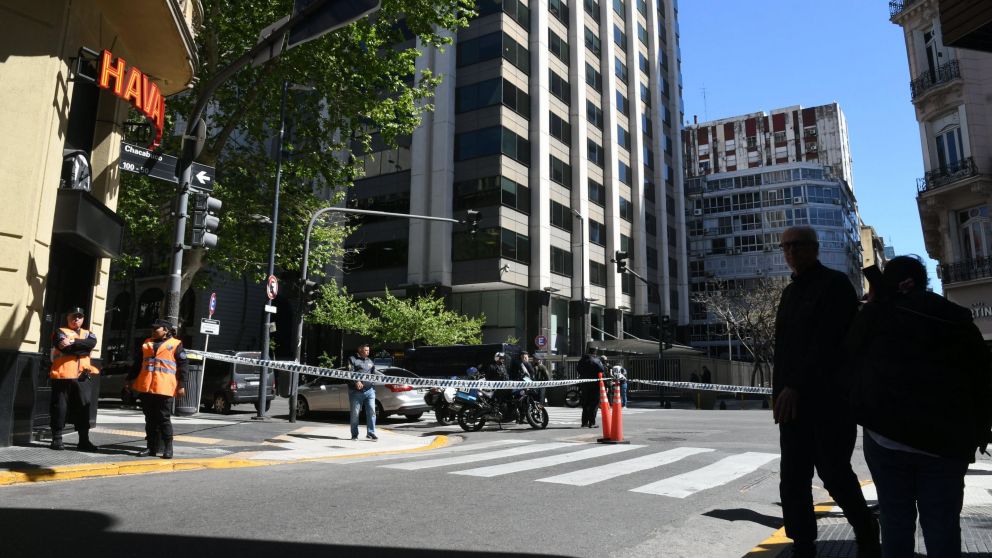 Fuerte operativo en inmediaciones a la Embajada de Israel por amenaza de bomba (Télam).