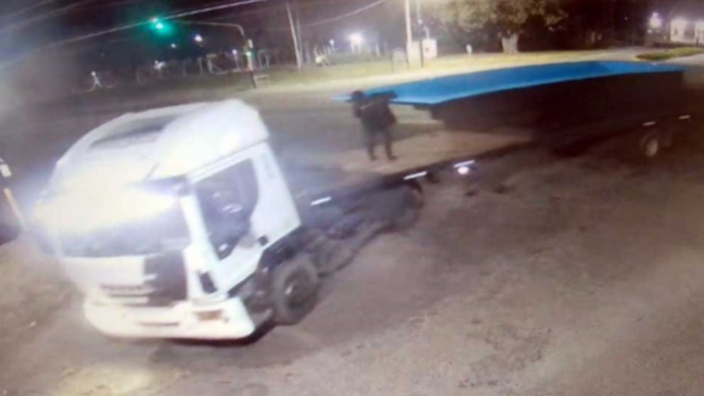 Los ladrones quedaron filmados mientras cargaban lo robado (Foto canuelasaldia.com.ar).
