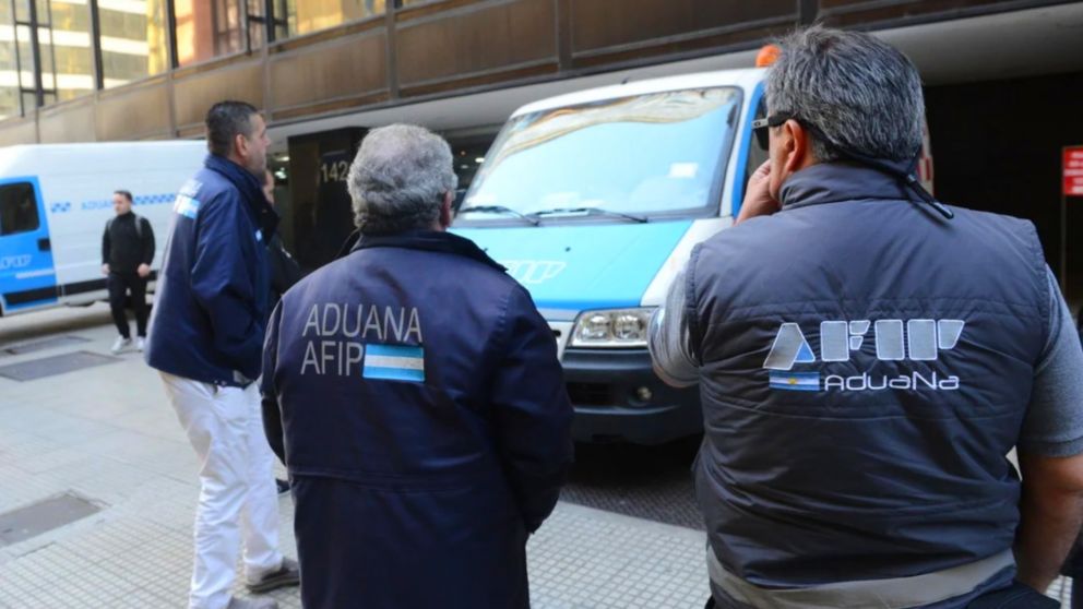 Personal de Aduana desbaratando las oficinas de Ivo Esteban Rojnica.