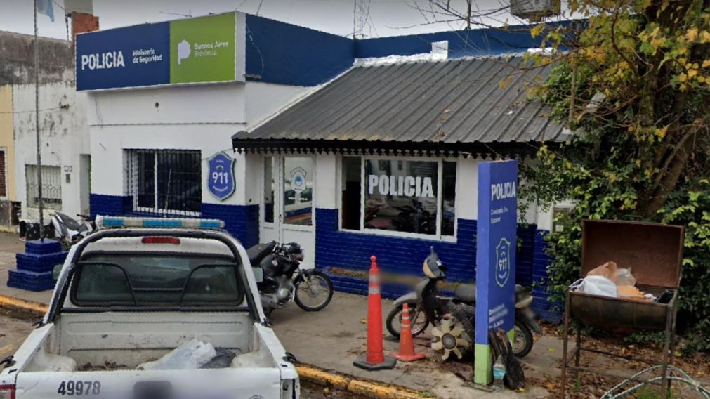 Los efectivos policiales de la comisaría de Garín buscan a los autores del asesinato.