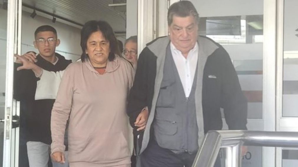 Milagro Sala, al salir del centro de salud junto a Jorge Rachid (Gentileza @drjorgerachid).
