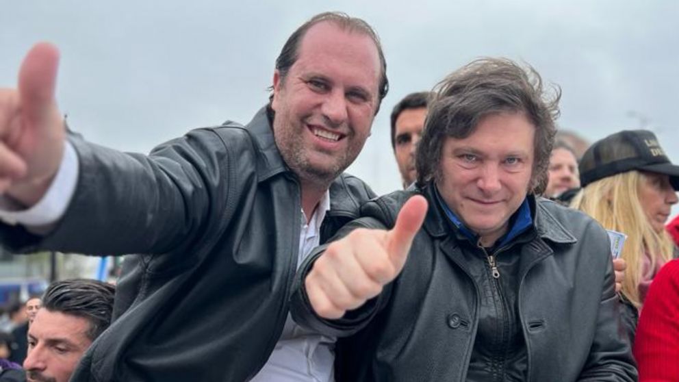 Eduardo Gianfrancesco, posando para la foto junto a Javier Milei. (Twitter)