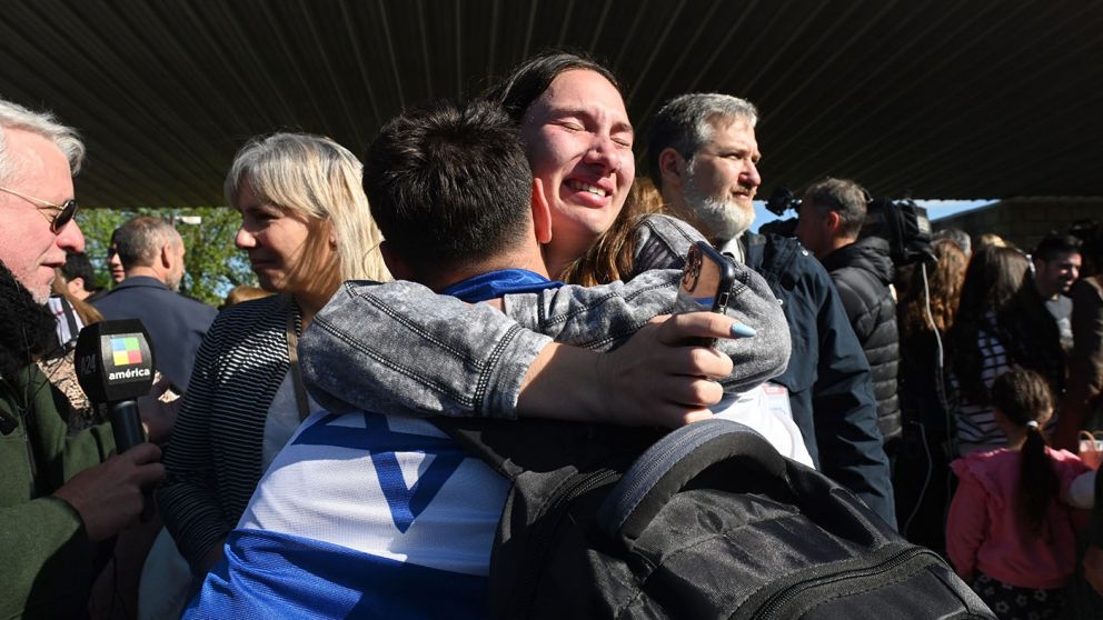 Así fue el emotivo reencuentro de los argentinos evacuados de Israel, en el aeropuerto de Ezeiza.