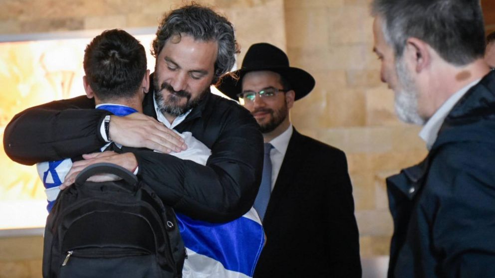 Mensajes del Gobierno sobre los evacuados desde Israel: "Es una gran tranquilidad que estén en casa y pasen en familia este domingo tan especial".