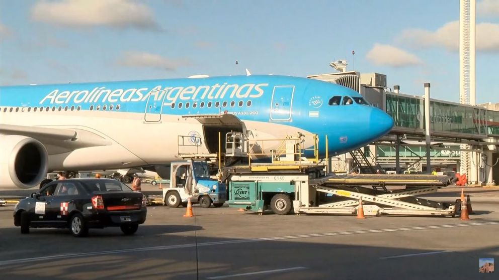 Así llegó el vuelo de Aerolíneas Argentinas al Aeropuerto Internacional de Ezeiza (Captura de video).