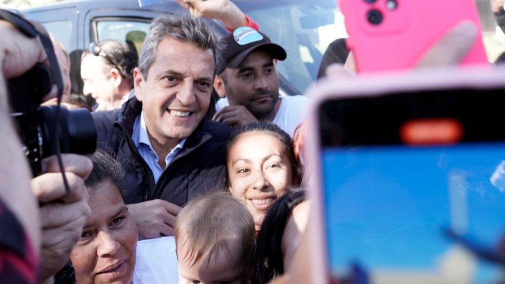 Sergio Massa ultima detalles para el cierre de su campaña en una fábrica con trabajadores (Archivo).