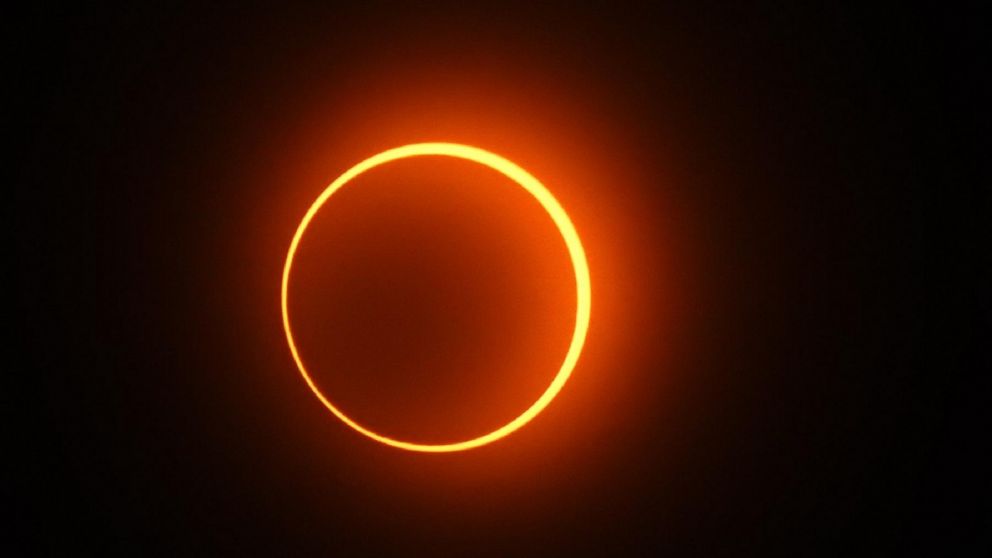 El eclipse solar anular conocido como "anillo de fuego" se llevó todas las miradas en la jornada de este sábado por la tarde (Imagen:@ErikReyesr).