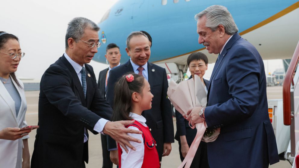 El Presidente llegó a la ciudad de Shanghai, en la República Popular China, donde fue recibido por el embajador de ese país ante la Argentina, Wang Wei; el director de América Latina y Caribe, Cai Wei; y el vicealcalde de la ciudad de Shanghai, Zhang Xia