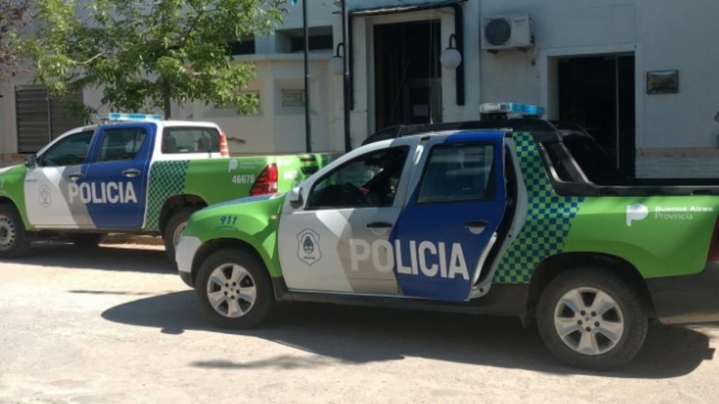 Los efectivos policiales llevan adelante diferentes diligencias para capturar a los homicidas.