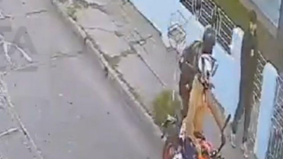 Motochorros arrinconaron a un adolescente para robarle.