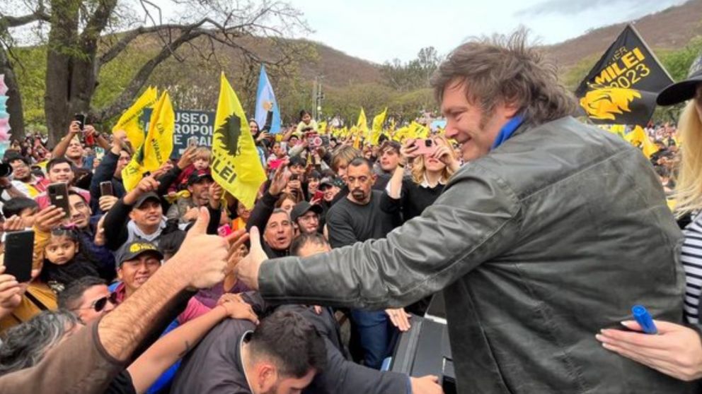 Javier Milei encabezó una caravana en Salta, a menos de dos semanas de las elecciones