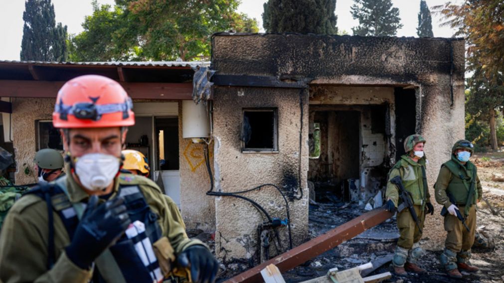 Lo rescatistas en los kibutz que fueron atacados por Hamas.