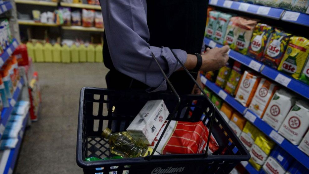 Los consumidores revisan con mucha atención los precios antes de concretar una compra (Hernán Nersesian/Crónica/Archivo).