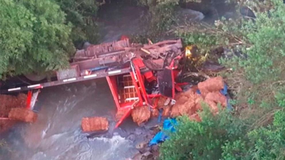 Hace unos días un camión cayó al arroyo Yazá y murió su conductor (El Once).