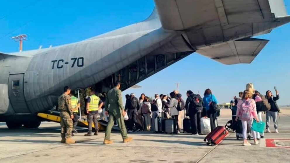 El momento en el que los evacuados suben al Hércules en Israel (Gentileza Cancillería).