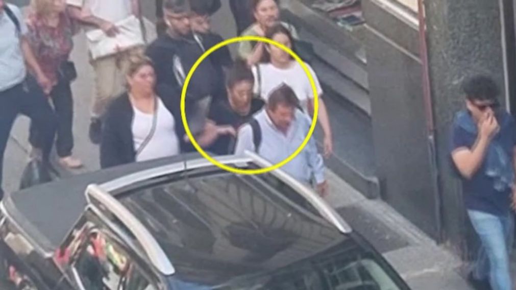 El momento en el que le sacan la plata a un hombre sin que se de cuenta.
