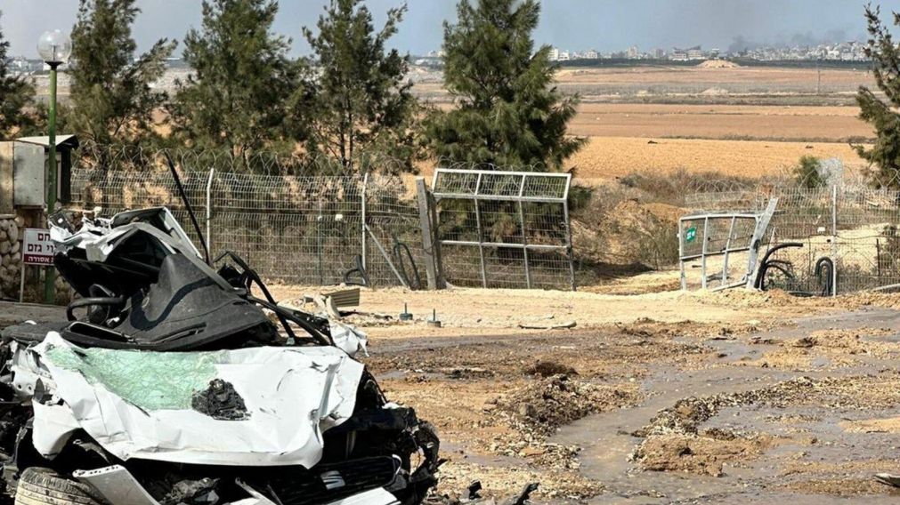 La destrucción en un kibutz israelí y, de fondo, la ciudad de Gaza (Gentileza @IDF Israel Defense Forces).