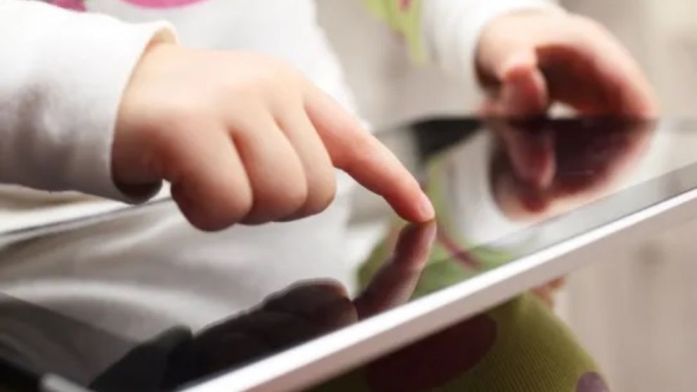 La OMS desaconseja el uso de pantallas en niños menores de 2 años.