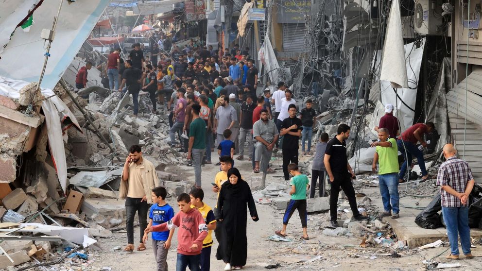 Palestinos caminan entre los escombros tras un bombardeo. Foto Télam.