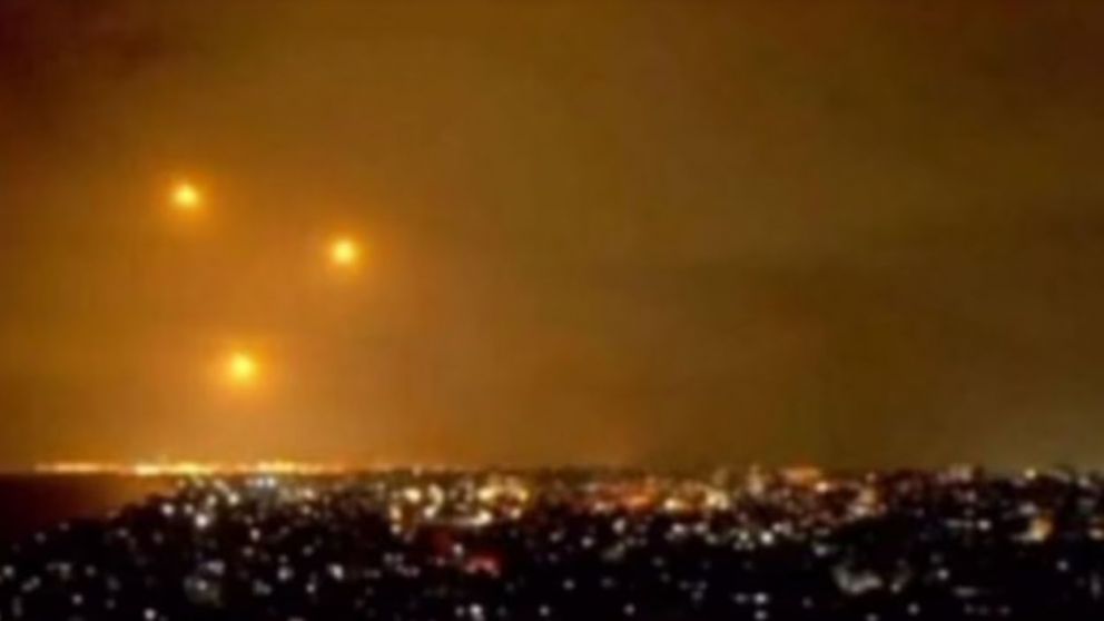 Los tres objetos se mantuvieron estáticos en el cielo de Israel y sorprendieron a todos (Captura de video).