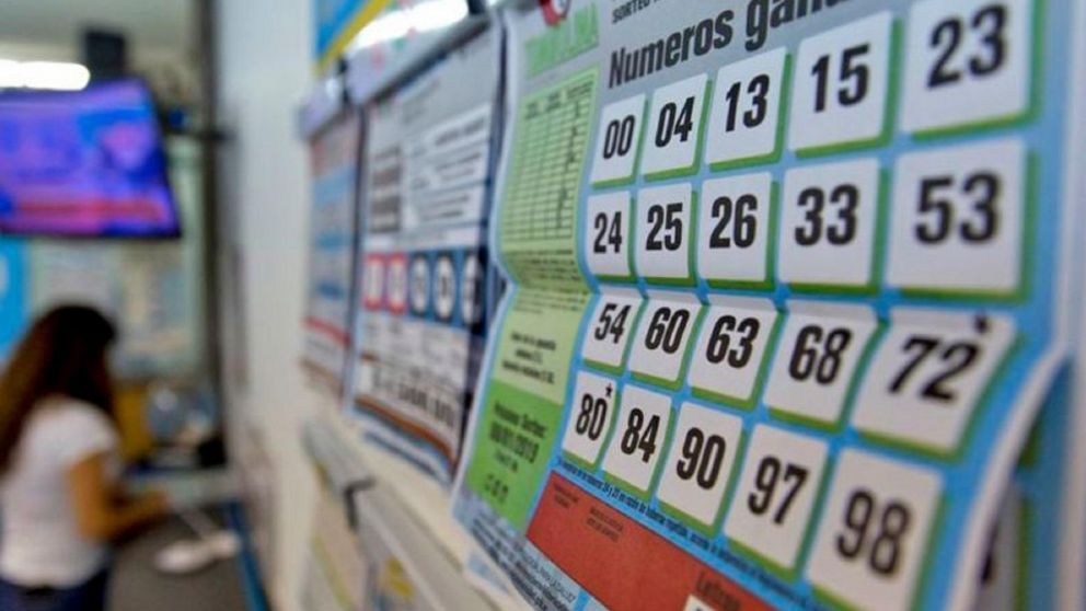 Mujer ganó millones en la lotería y le hizo un polémico regalo a la agenciera que le vendió el ticket.