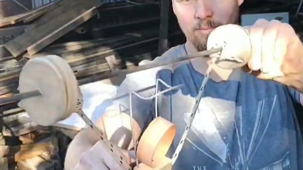 GALETTI MUESTRA UNA DE SUS TANTAS CREACIONES.