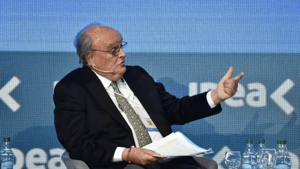 Ignacio de Mendiguren, al dar su discurso en el Coloquio de IDEA.