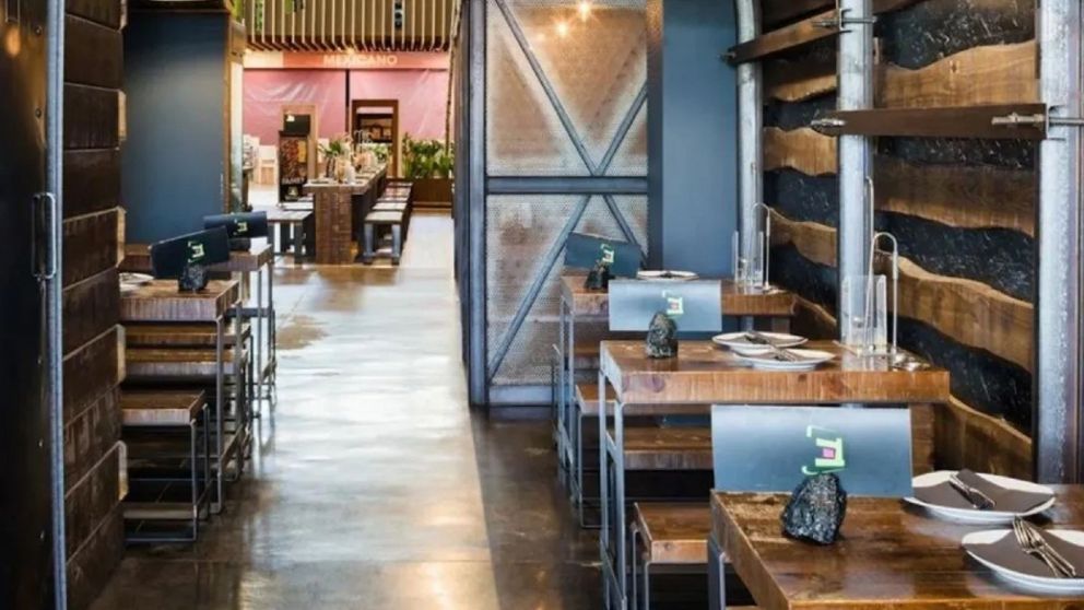 Denunció el increíble pedido que le hicieron sus jefes en un restaurante.