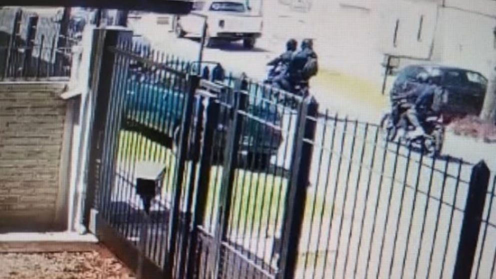 El robo quedó registrado por la cámara de seguridad de un vecino. (Captura de video)