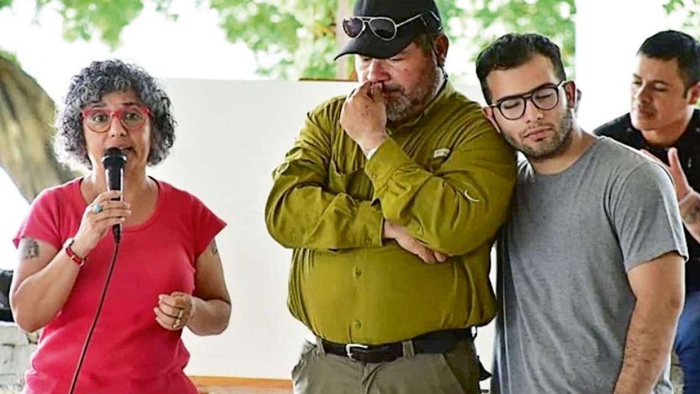 Emerenciano Sena y Marcela Acuña, junto a su hijo, César. Tres de los siete detenidos por el femicidio.