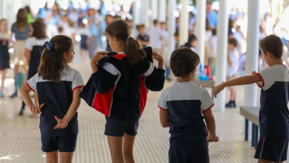 En medio de los chats de padres apareció un recurso legal que los ampara y rápidamente comenzaron a aplicarlo frente a las autoridades de ciertos colegios.